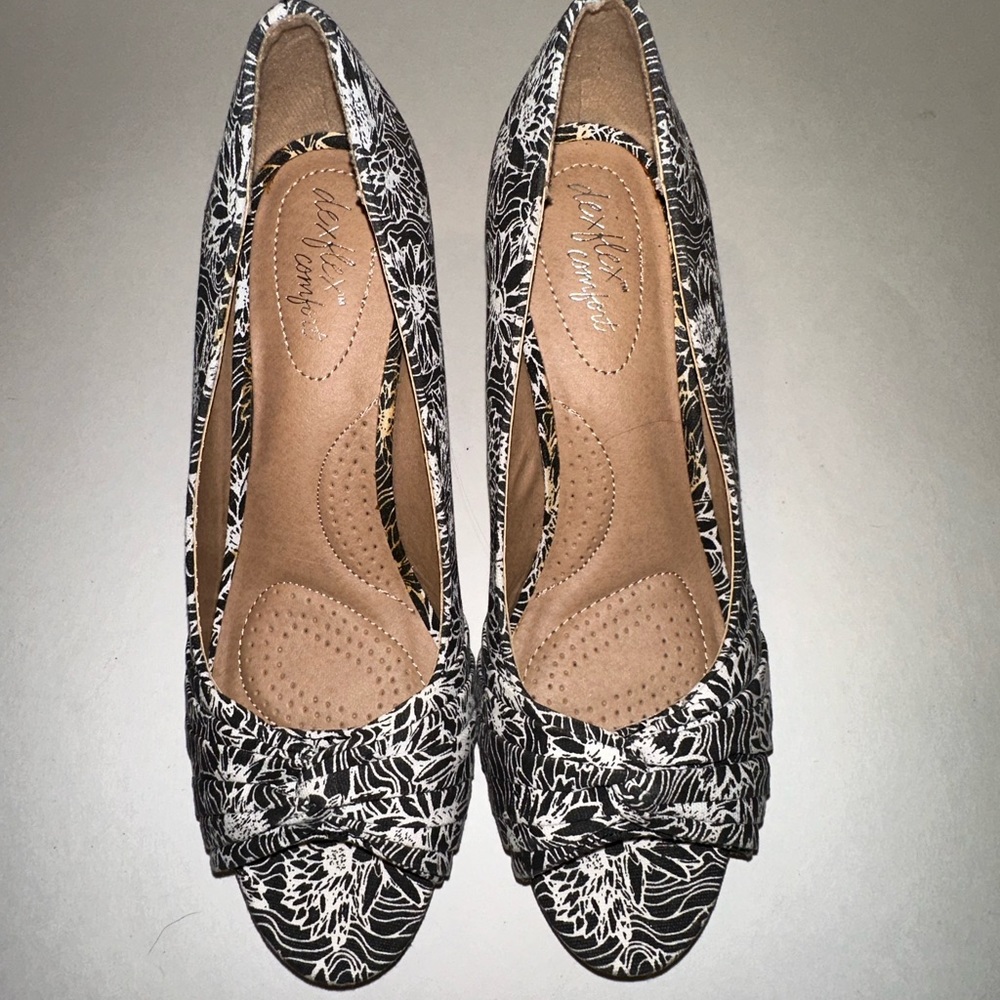 Dexflex Comfort Size 7.5 Black and White Open Toe Wedges